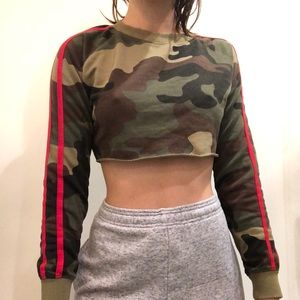 💜Cropped Camo sweater with red stripes on sleeves